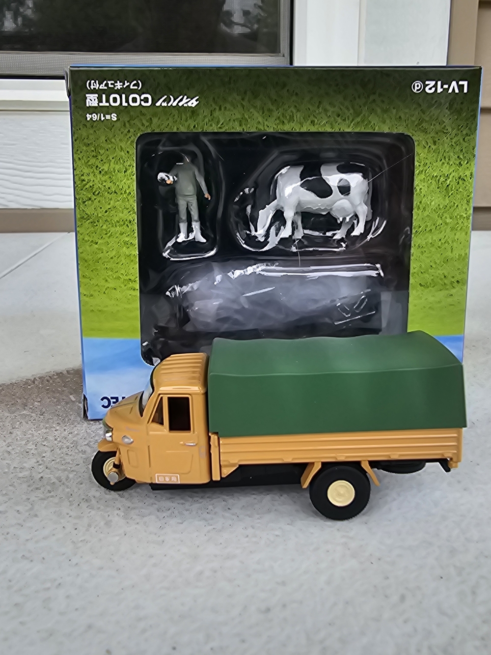 Tomica Limited Vintage LV-12c Daihatsu Midget Livestock Cow 1:64 Tomytec